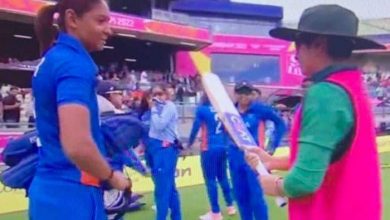watch:-harmanpreet-kaur-wins-hearts,-gifts-her-bat-to-pakistani-counterpart-after-win-over-pak-in-cwg-2022
