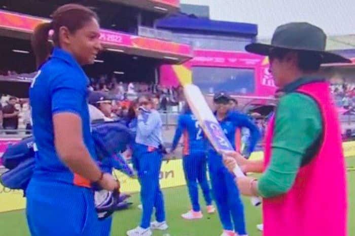 watch:-harmanpreet-kaur-wins-hearts,-gifts-her-bat-to-pakistani-counterpart-after-win-over-pak-in-cwg-2022